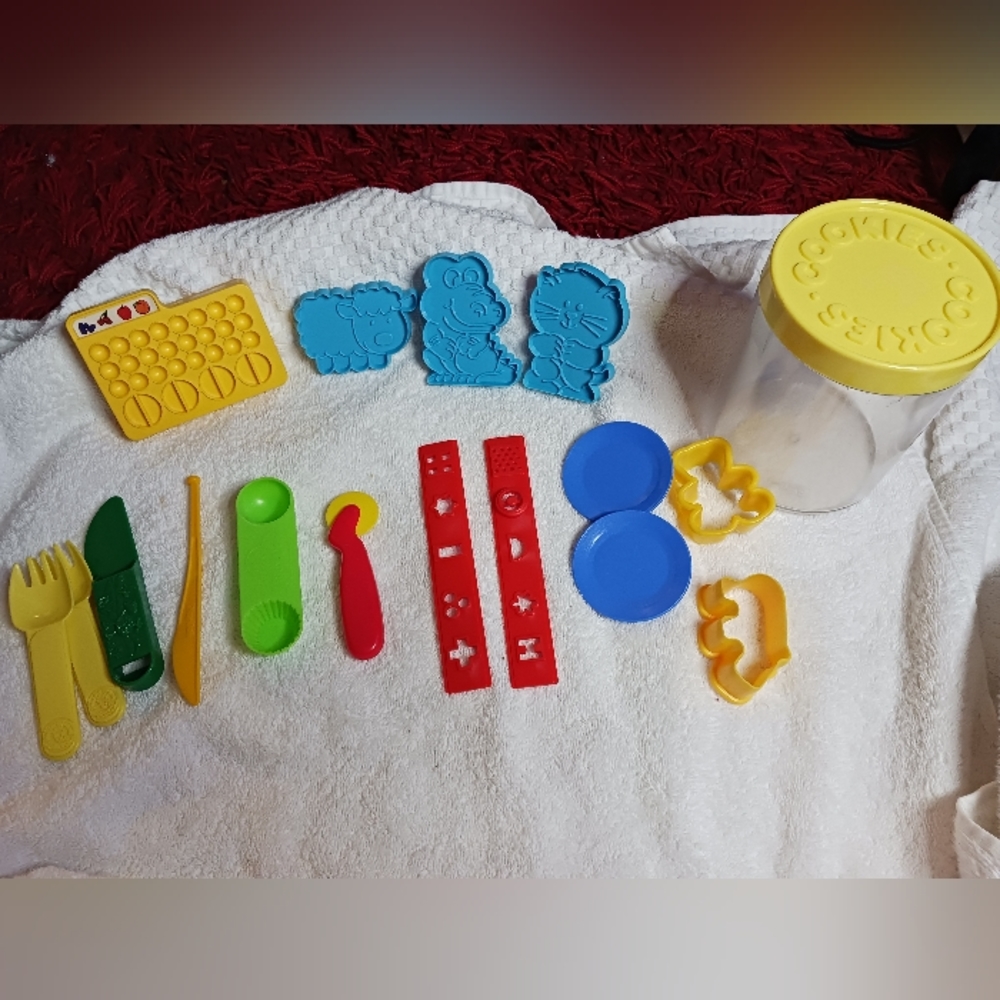 Vintage Toy Doh Cookie Cutter Lot & Other Accessories Wilton Play-Doh McDonalds‎